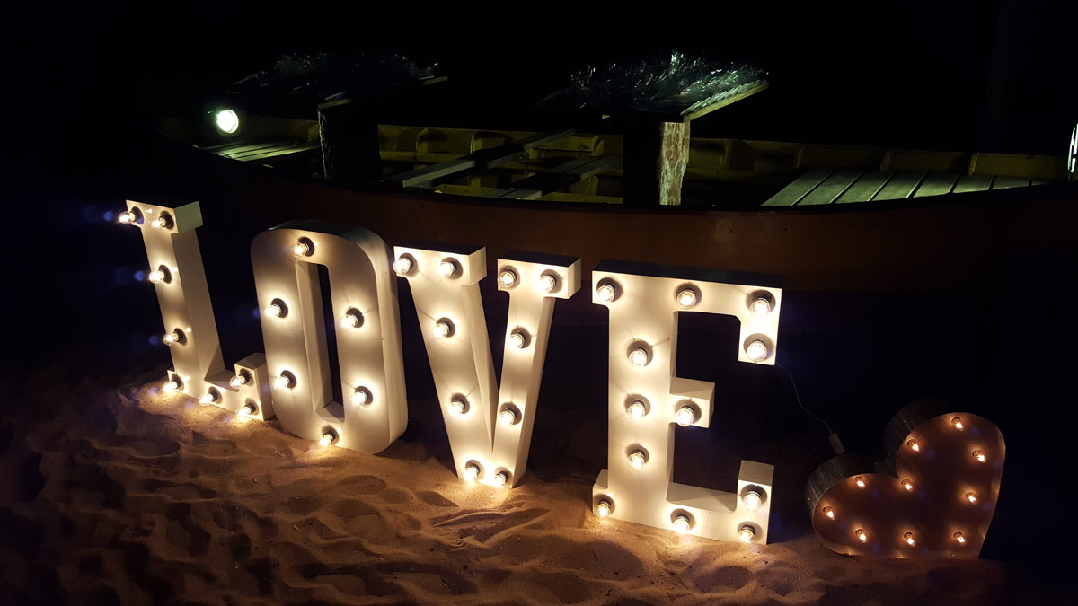 lichtletters_op_strand_zeeland